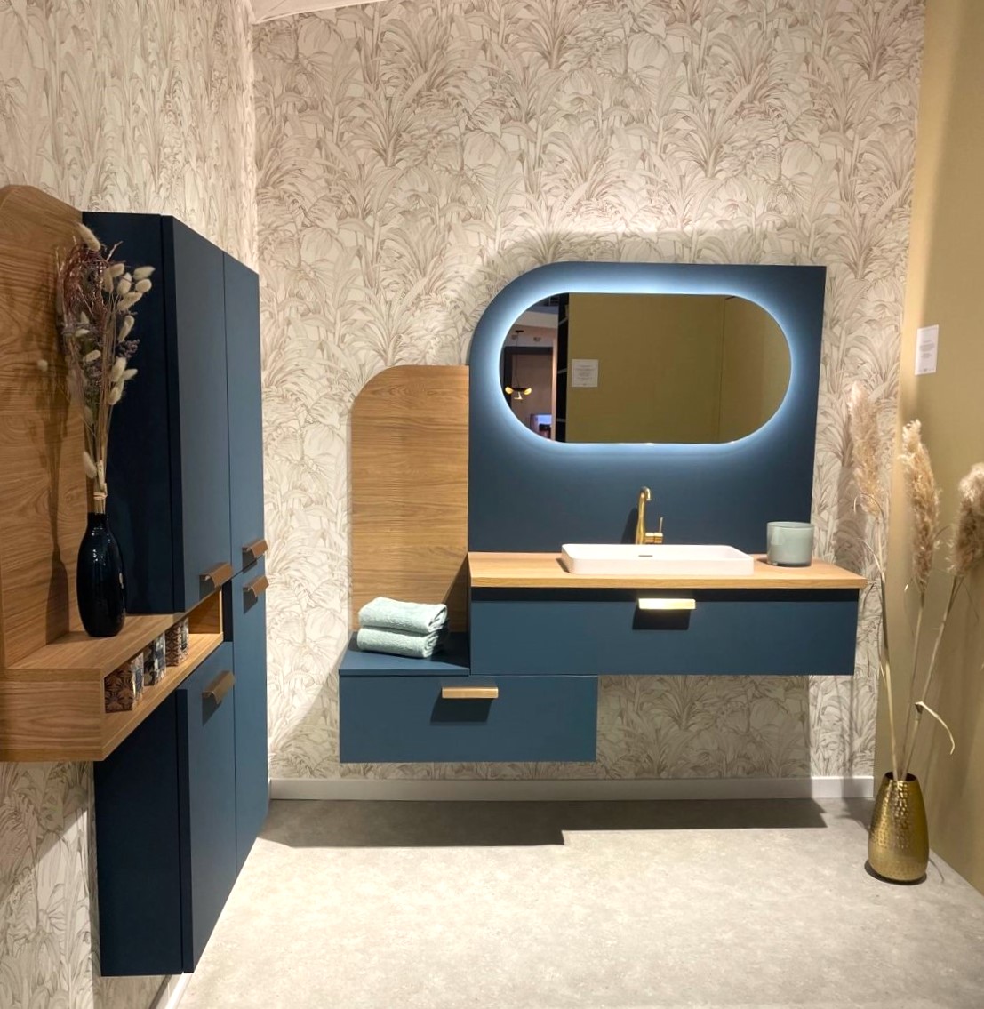 Salle de bain bleu et bois