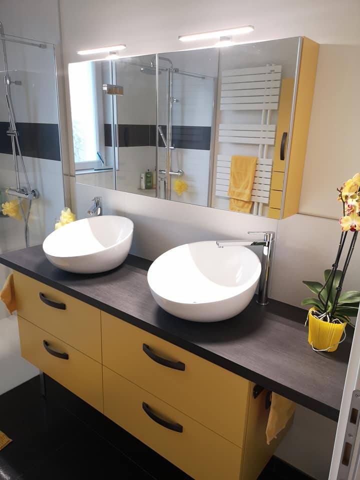 Salle de bain jaune et noir