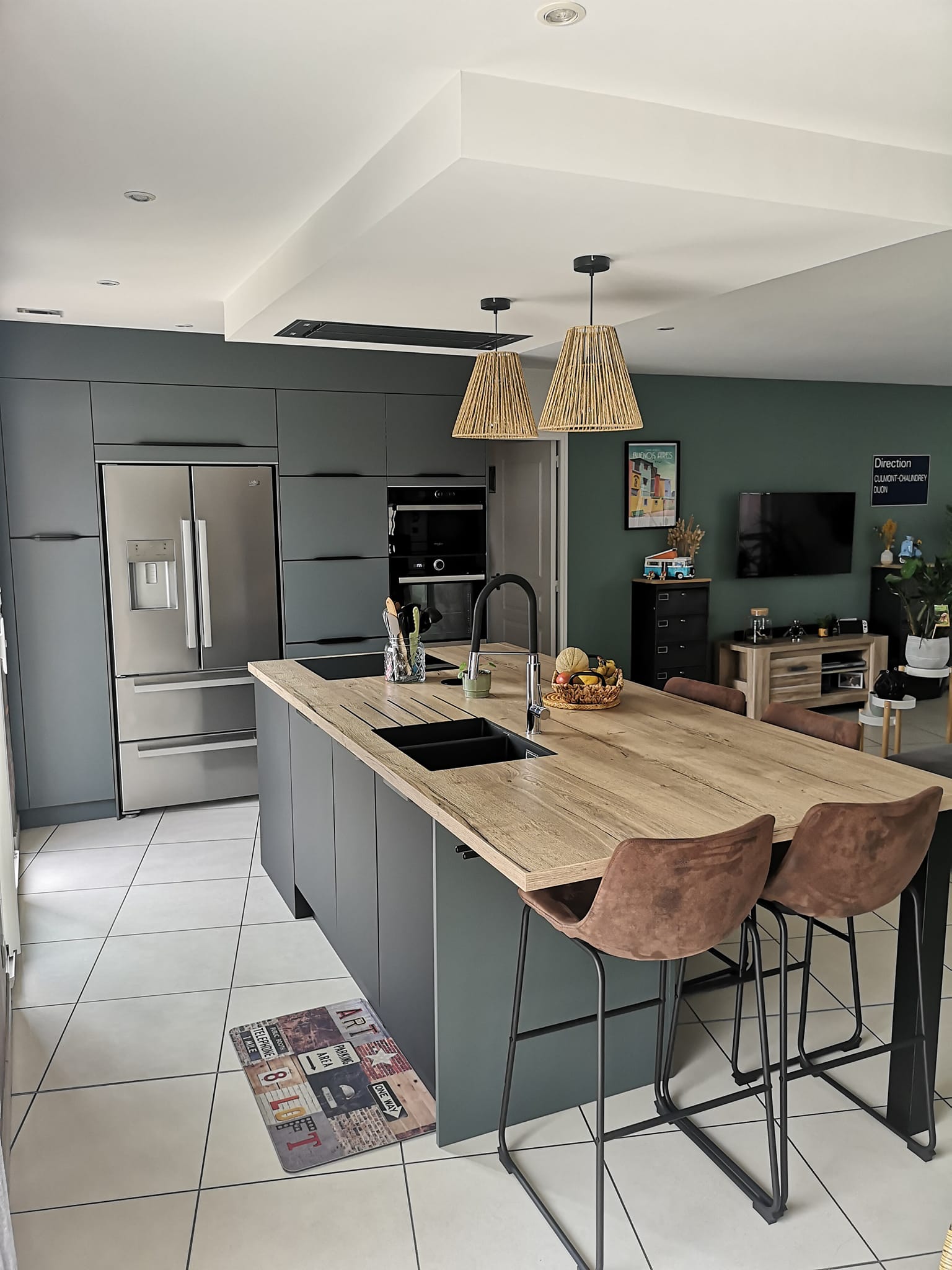 Cuisine grise avec ilot central