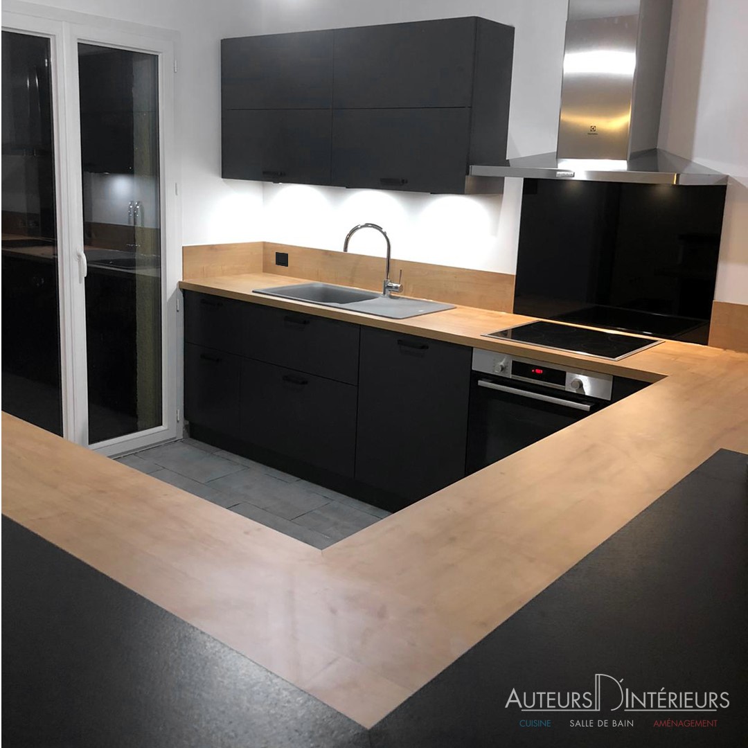 Cuisine noire et bois en u