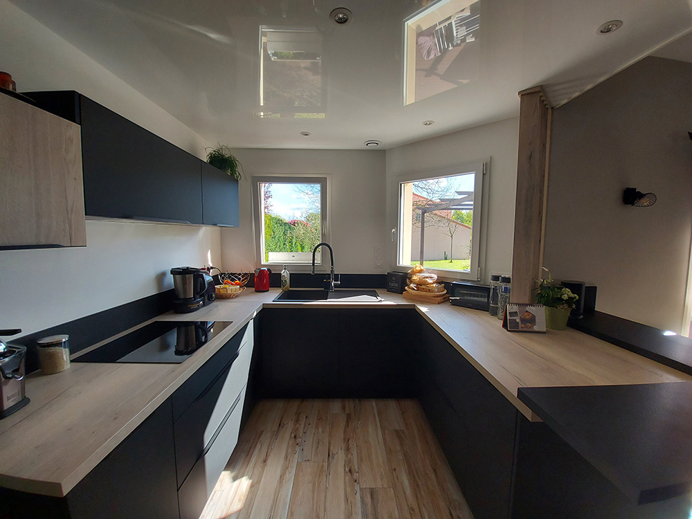Cuisine en u noir et bois