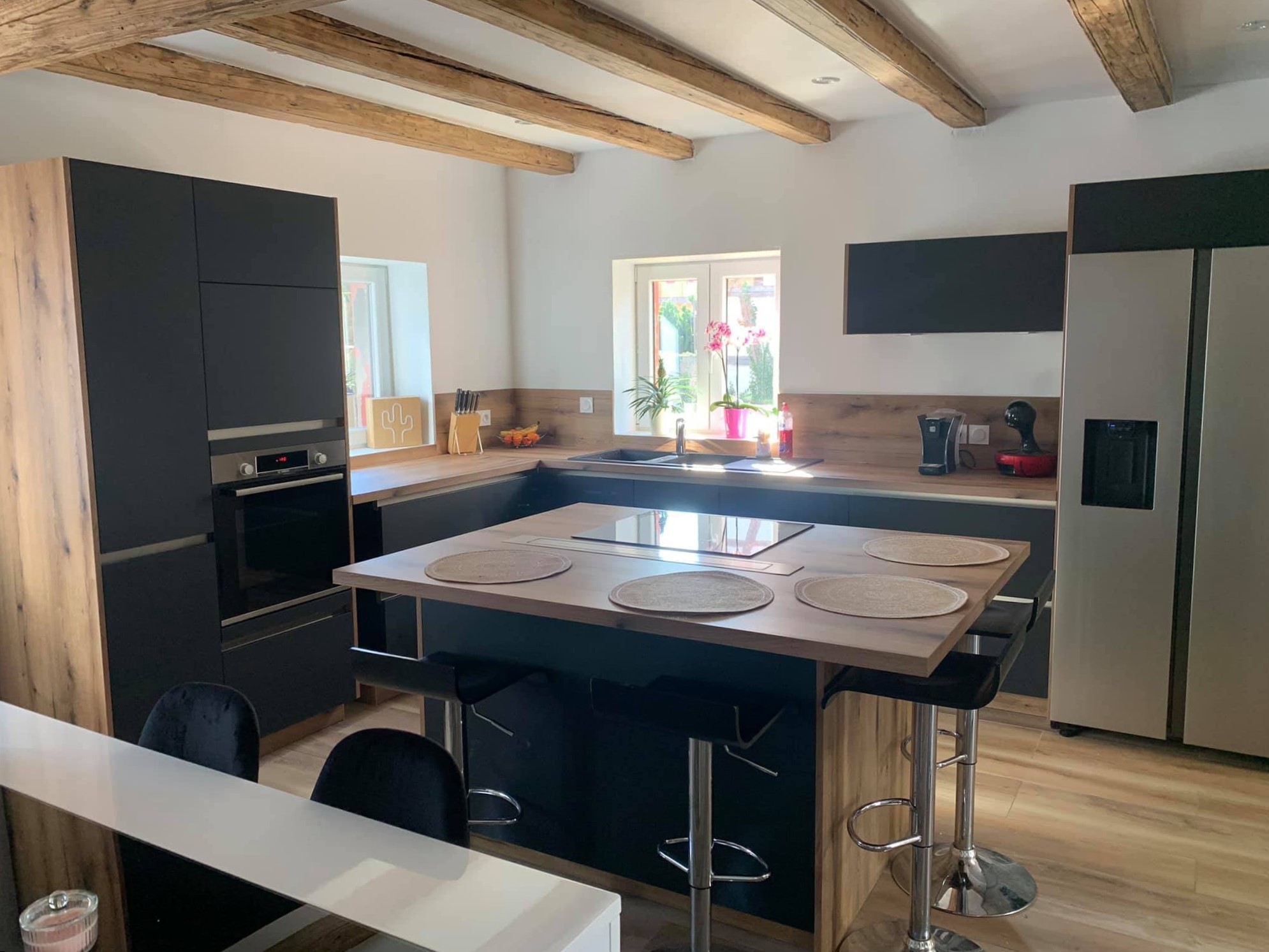 Cuisine noire et bois en L