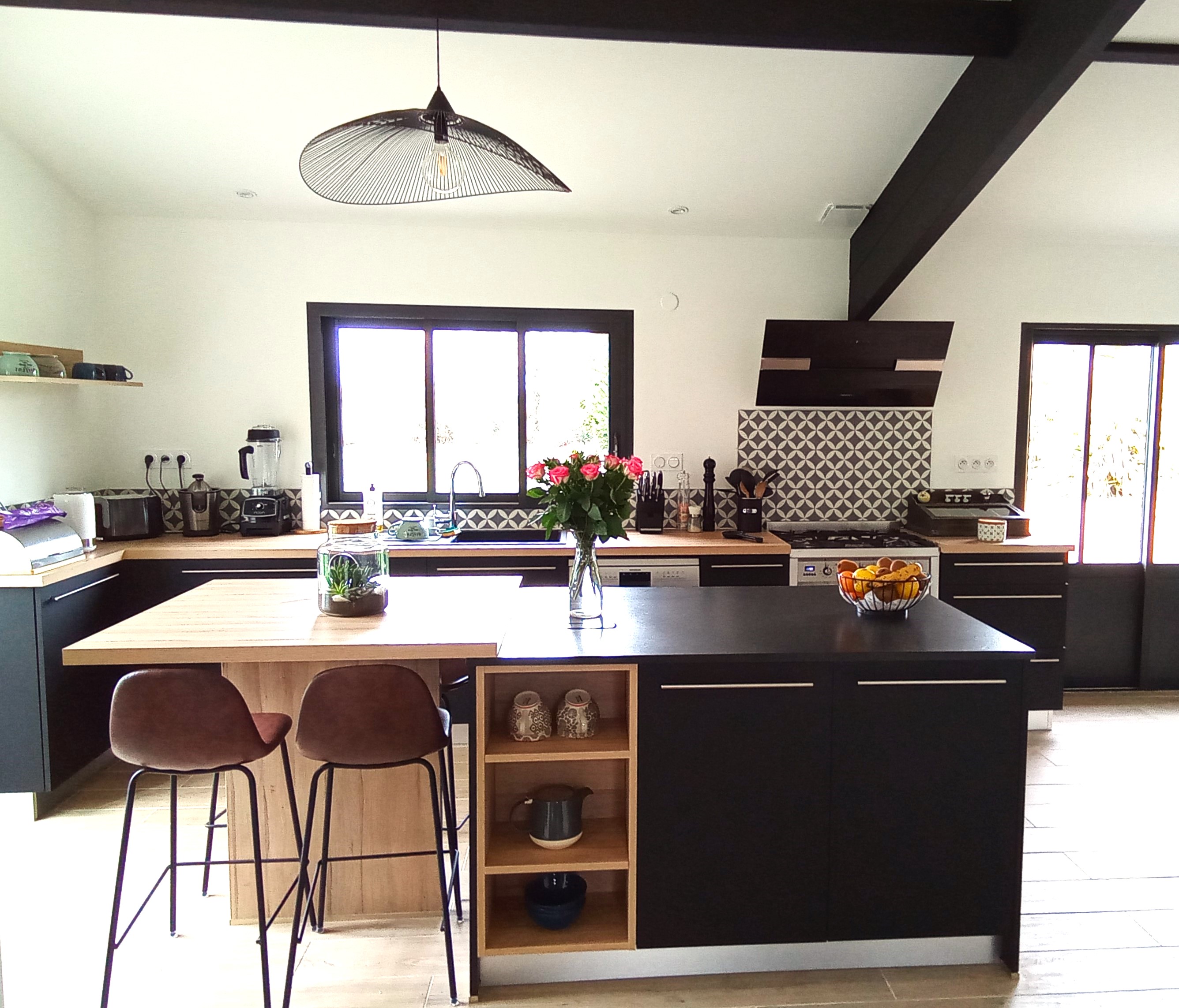 Cuisine noire et bois avec niches
