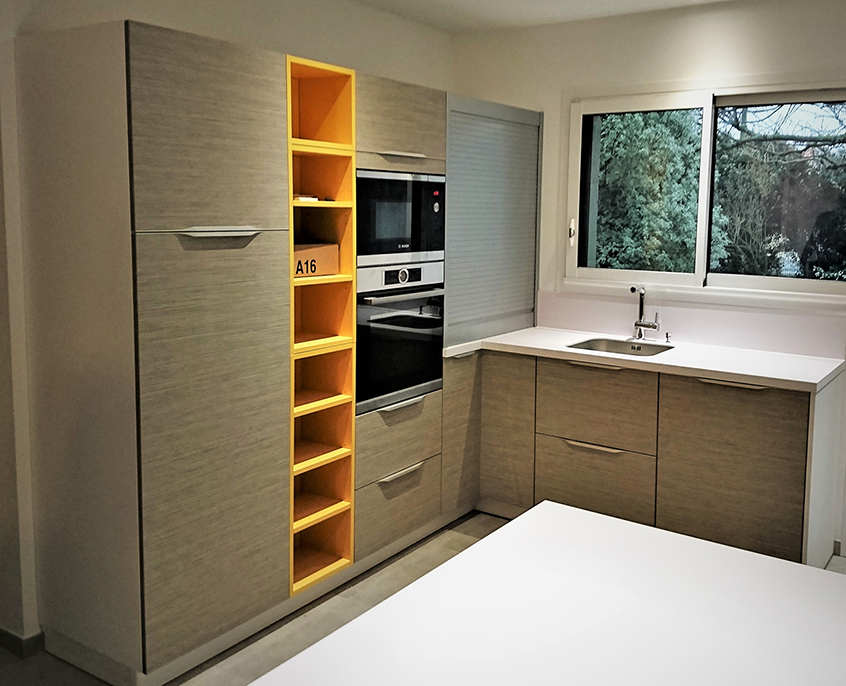 Petite cuisine avec niches