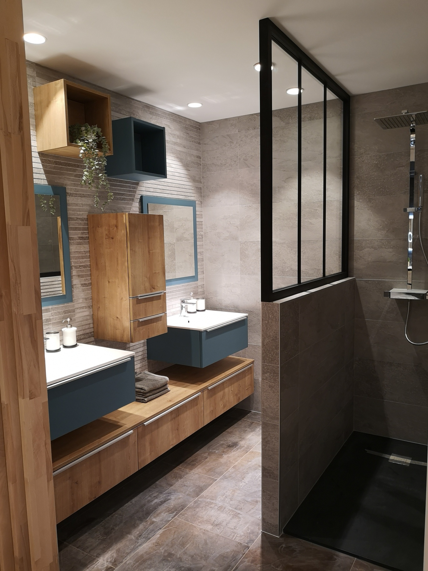 Salle de bain bleu et bois