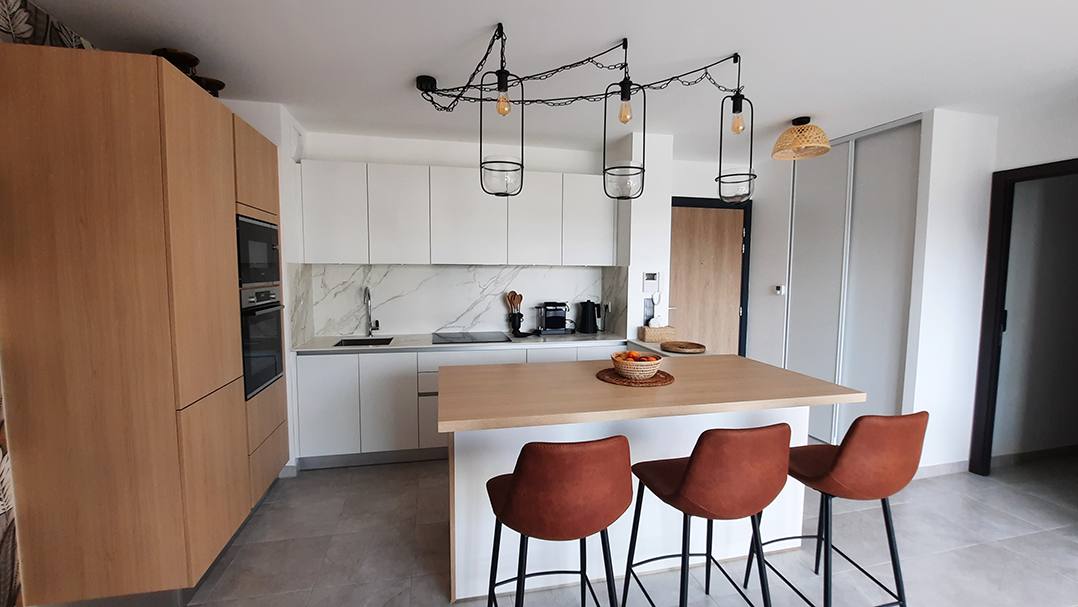 Une cuisine avec de la couleur grâce aux objets déco.
