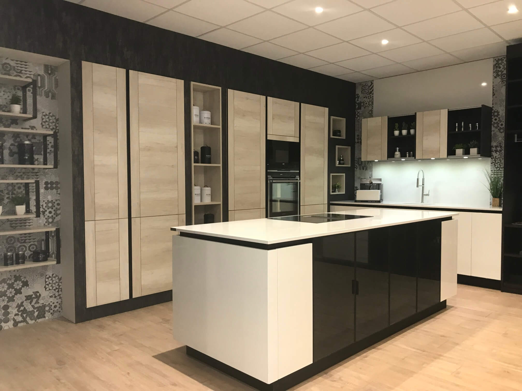 Cuisine moderne avec deux bâtis pour dissimuler les armoires de rangement