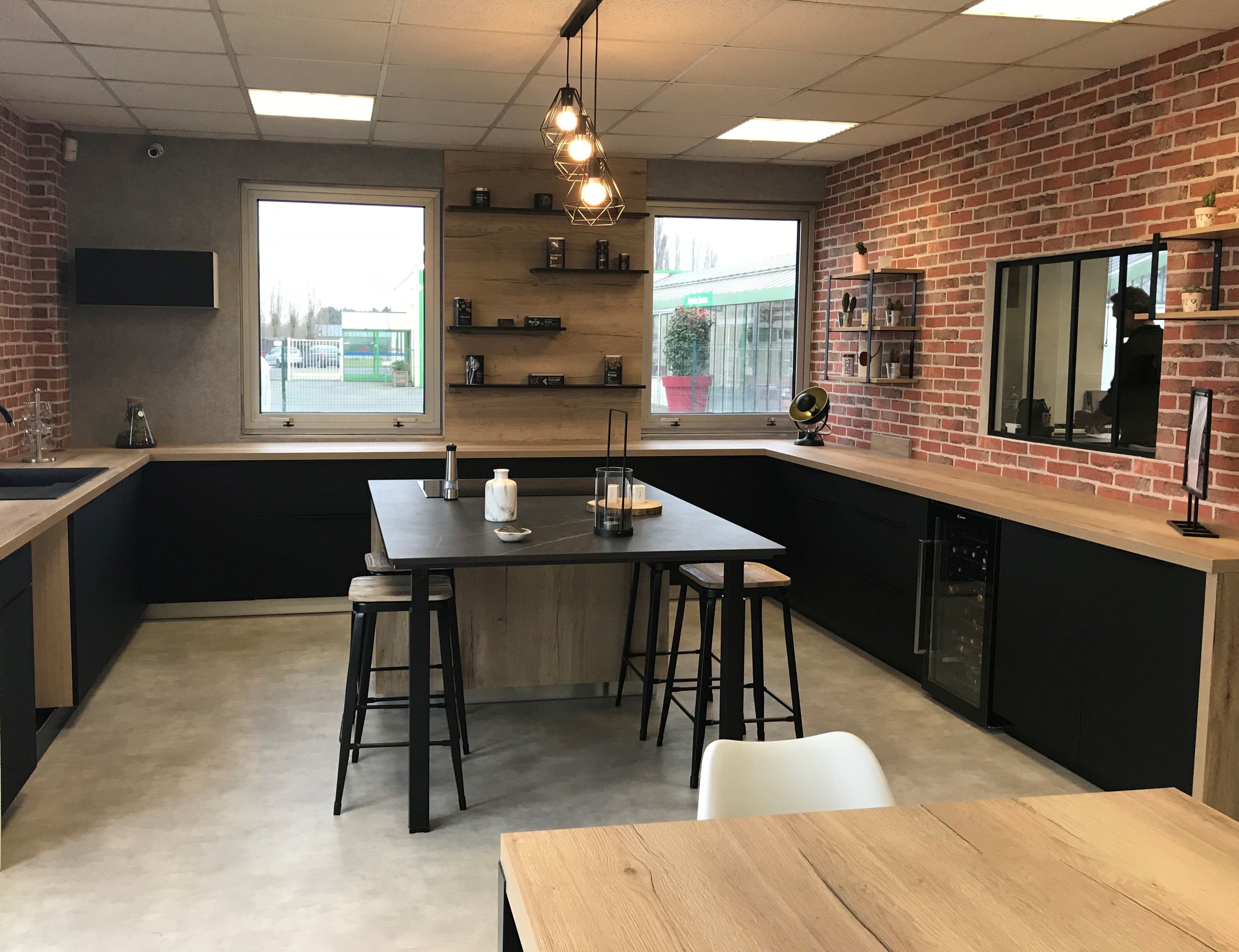 Cuisine industrielle avec murs en briques