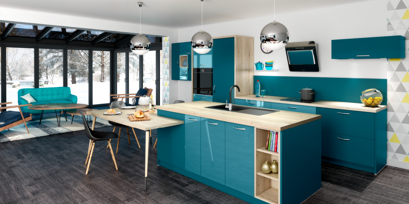 Une cuisine avec un îlot central dans lequel des niches décoratives sont encastrées