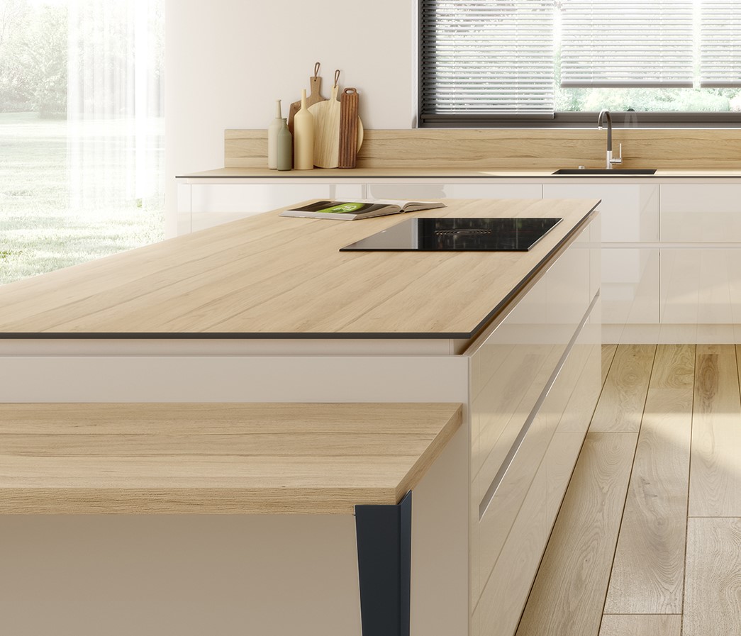 Un plan de travail aux tons bois pour embellir une cuisine blanche