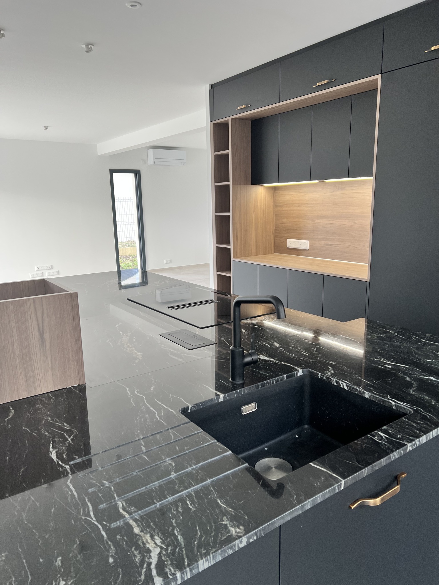Cuisine noire avec plan de travail marbre noir