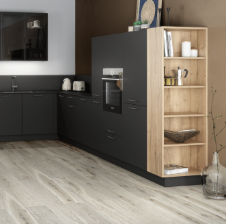 Cuisine noire et bois avec niches