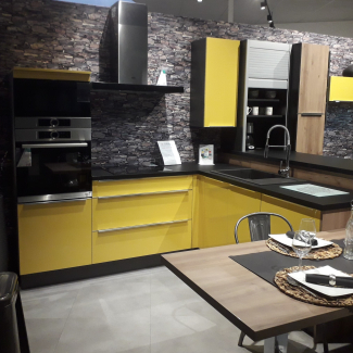 Cuisine jaune et bois