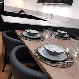 Table bois et chaises noires