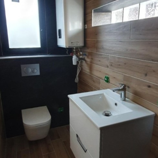 Salle de bain blanche et bois