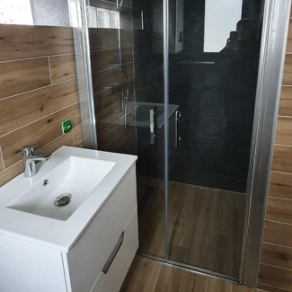 Salle de bain blanche et bois