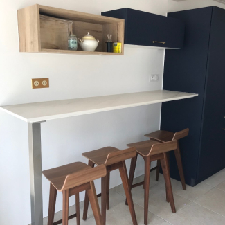 Cuisine moderne blanche et bleue