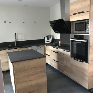 Cuisine en bois avec îlot