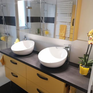 Salle de bain jaune