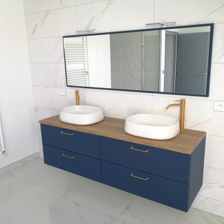 Salle de bain bleue et bois