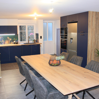 Cuisine bleue et bois en L