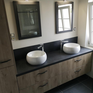 Salle de bain noire et bois