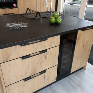 Cuisine en bois avec cave à vin