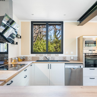 Cuisine blanche et bois en U
