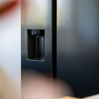 Armoire noire sans poignée
