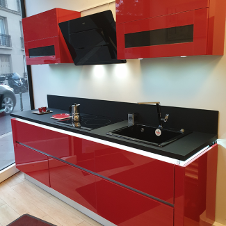 Cuisine rouge brillant