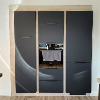 Armoire noire et bois