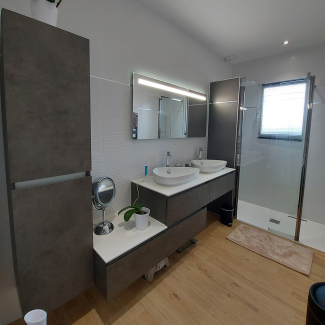 Salle de bain grise