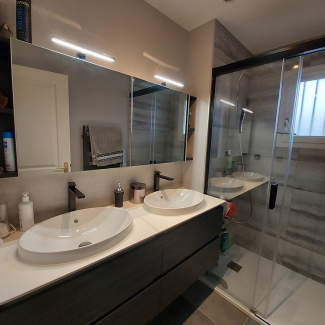 Salle de bain noire