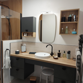 Salle de bain bleue et bois