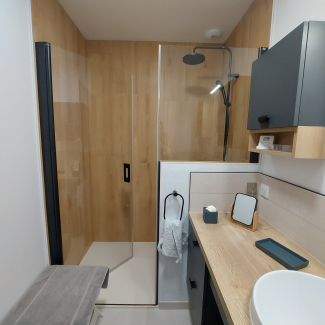 Salle de bain bleue et bois