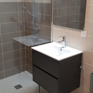 salle de bain noire et blanche