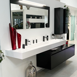 Salle de bain blanche et noire