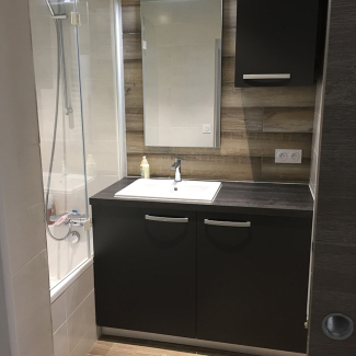 Salle de bain noire