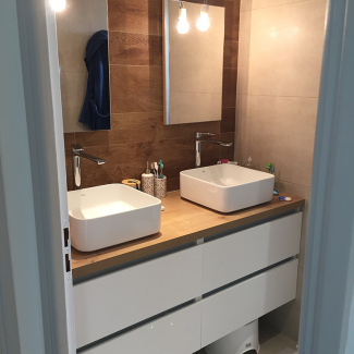 Salle de bain blanche et bois