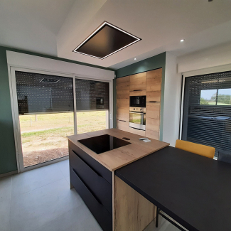 Ilot central cuisine noire et bois