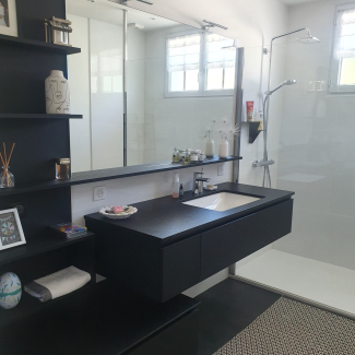 Salle de bain noire