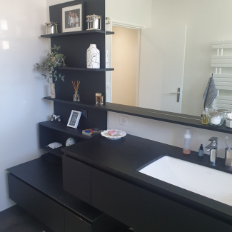 Salle de bain noire