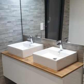 Salle de bain blanche et bois