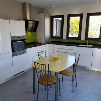 Cuisine blanche brillante en L
