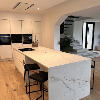 Cuisine blanche avec ilot central