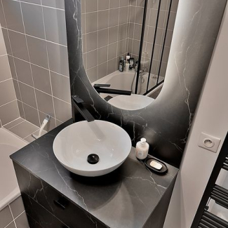 Salle de bain noire