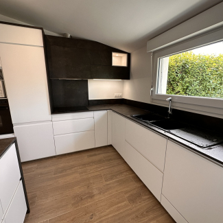 Cuisine blanche et noire en L