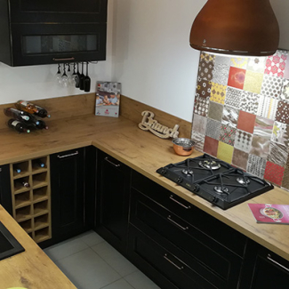 Cuisine industrielle en noir et tons bois visible dans le showroom de Mobilier du Pied
