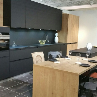 Cuisine avec îlot réalisée par Meubles Petit