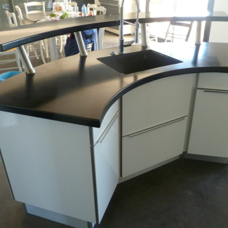 Ilot de cuisine arrondi réalisé par le cuisiniste Cuisine & Carrelage à Etalondes